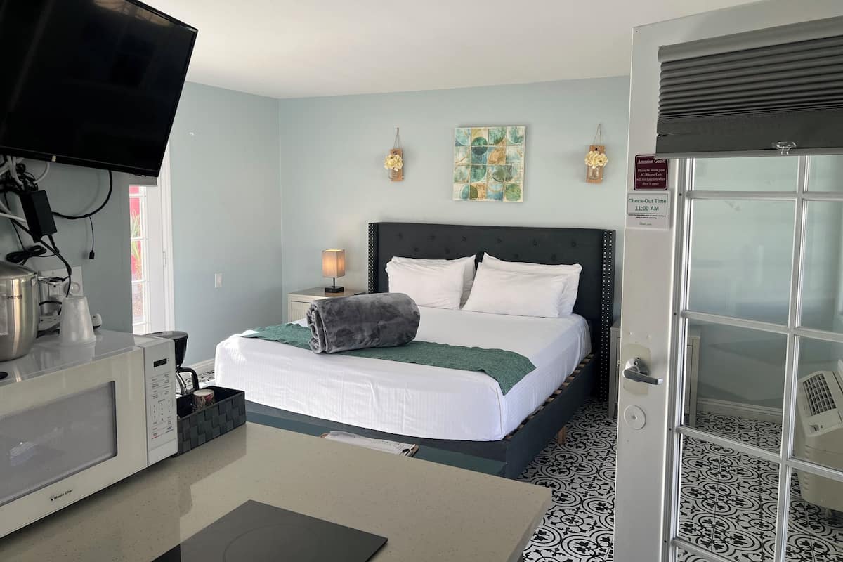 Iron/ironing board, free WiFi, bed sheets