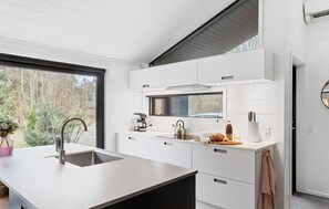 Kjøleskap, ovn, kokeplater og oppvaskmaskin