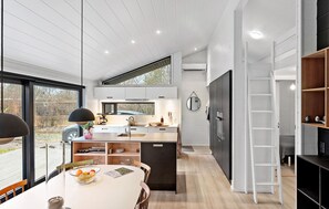 Kjøleskap, ovn, kokeplater og oppvaskmaskin