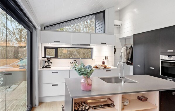 Kjøleskap, ovn, kokeplater og oppvaskmaskin