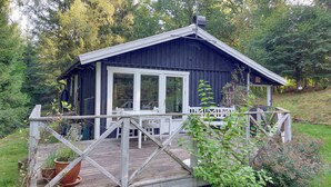 A small cabin with a porch, a table, and chairs. - 2 bedroom beautiful home in Höör (Höör)