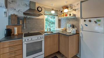 Frigorífic, forn, placa de cuina i cafetera i tetera