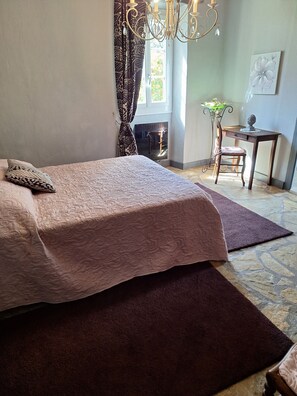 3 dormitorios, tabla de planchar con plancha, cuna de viaje