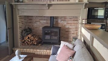 Televisie, een tafeltennistafel en boeken