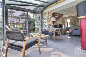 TV, fireplace, books, stereo