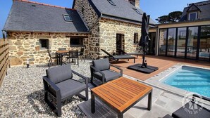 A stone building with a pool, outdoor seating, and a pergola. - Krec'h Briand - PLEUBIAN (PLEUBIAN)