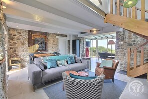 TV, lareira, livros, aparelho de som