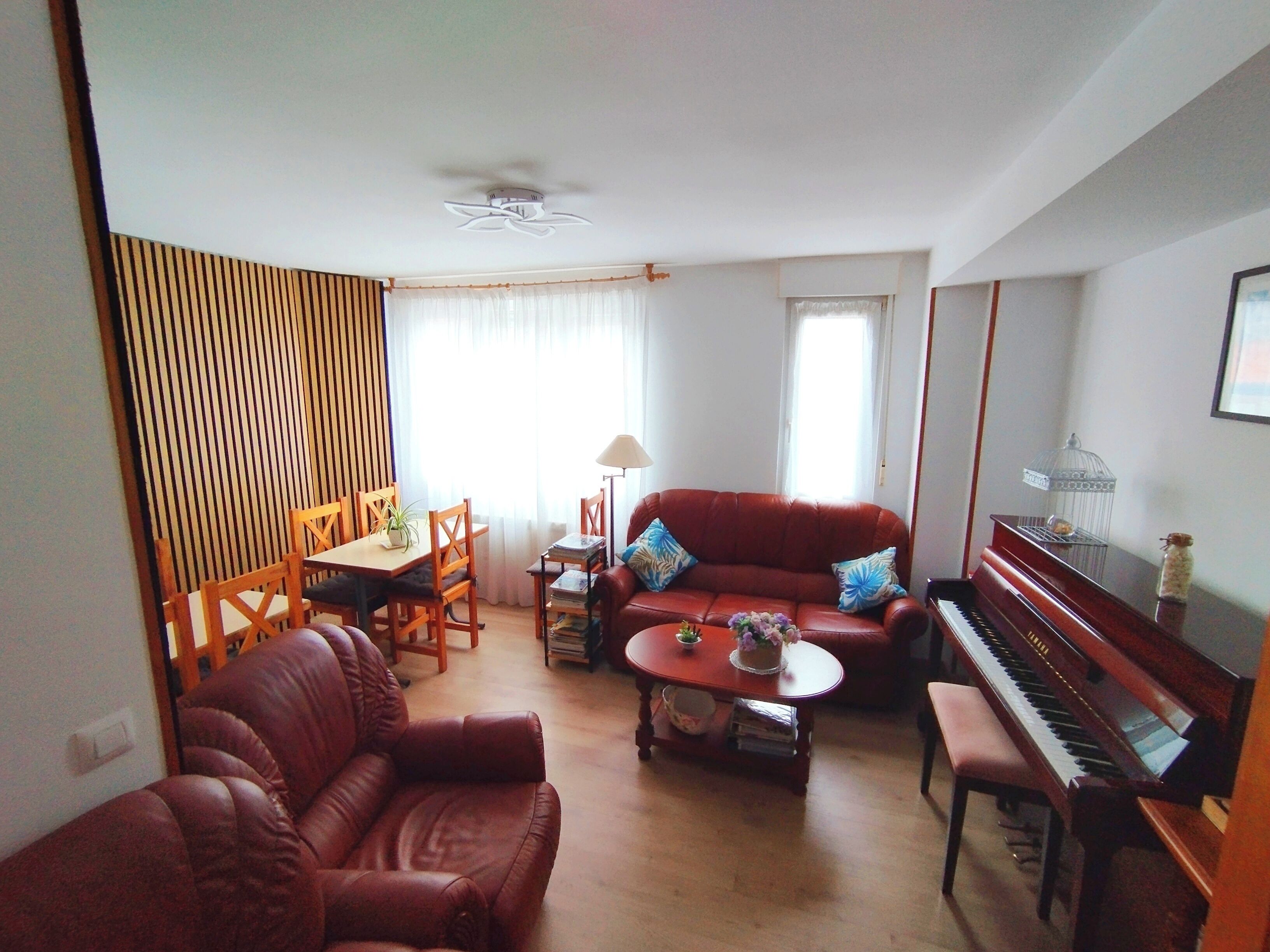 Televisión de pantalla plana de 32 pulgadas con canales por cable