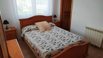Single Room | Hypo-allergenic bedding, down comforters, in-room safe, desk