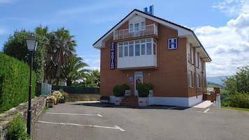 Vista frontal de la propiedad