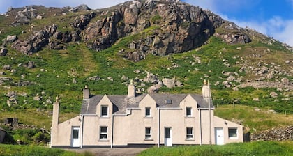 CLIFF COTTAGE, 3 bedroom hebridean accommodation by Uig's Cliff Beach!
