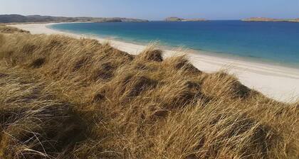 CLIFF COTTAGE, 3 bedroom hebridean accommodation by Uig's Cliff Beach!