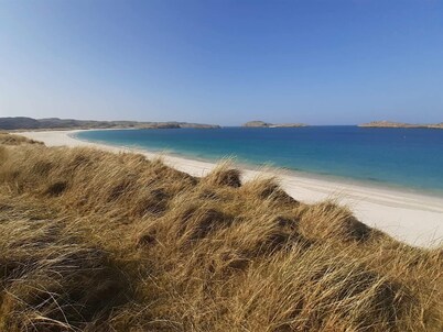CLIFF COTTAGE, 3 bedroom hebridean accommodation by Uig's Cliff Beach!