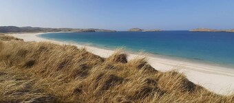 CLIFF COTTAGE, 3 bedroom hebridean accommodation by Uig's Cliff Beach!