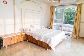 Suite royale | 1 chambre, bureau, fer et planche à repasser, accès au Wi-Fi (inclus)