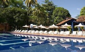 2 piscines extérieures