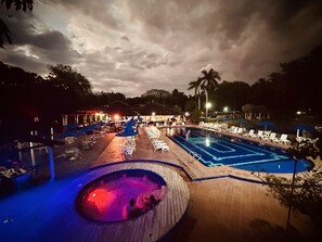 2 piscines extérieures