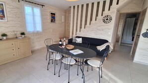 A modern kitchen with a dining table, chairs, a TV, and a sofa. - Cinsault - LA Cadiere D'azur (LA CADIERE D'AZUR)