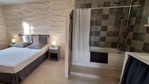 A bedroom with a bed, bedside tables, a shower, and a window with curtains. - Cinsault - LA Cadiere D'azur (LA CADIERE D'AZUR)