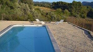 A swimming pool with two sun loungers and a view of a natural landscape in the background. - Cinsault - LA Cadiere D'azur (LA CADIERE D'AZUR)