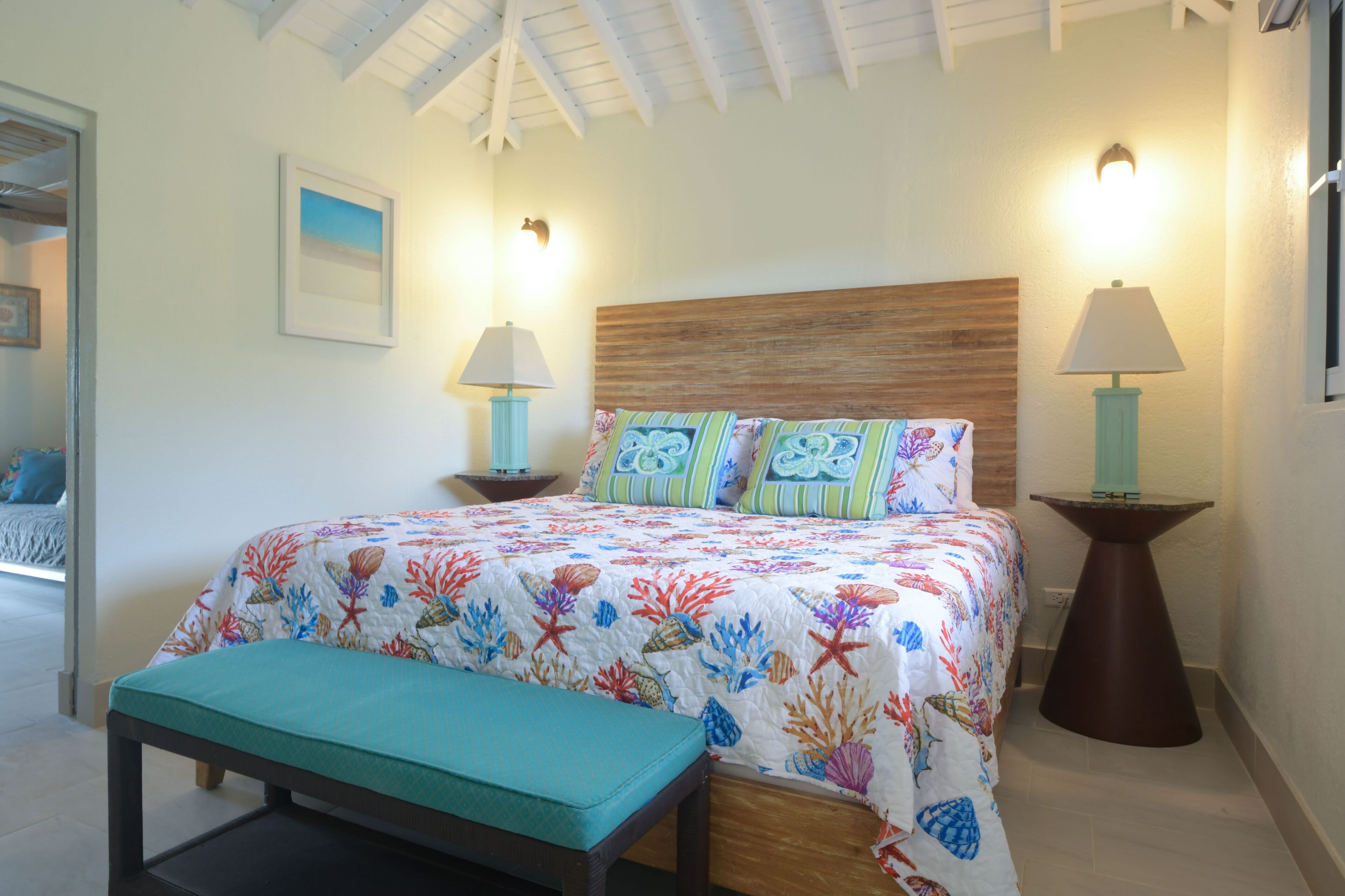 2 sovrum, värdeförvaringsskåp på rummet och skrivbord