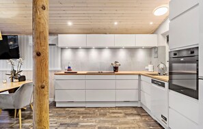 ثلاجة، فرن، موقد طهي مسطح، غسالة أطباق