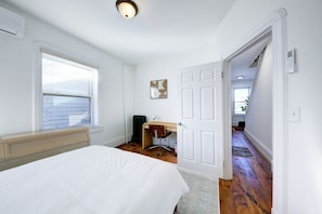 4 habitaciones, escritorio y tabla de planchar con plancha