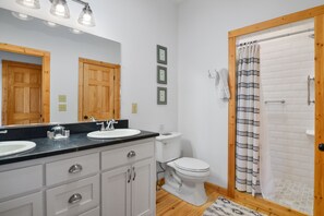 Asciugacapelli, asciugamani, sapone, shampoo