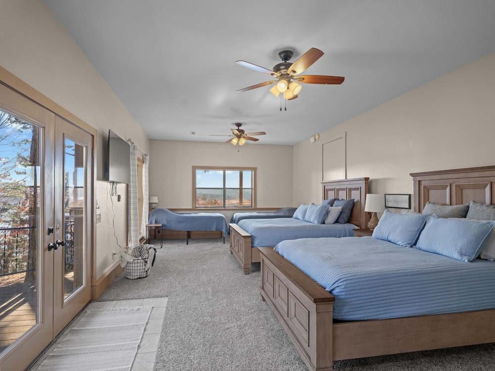 Panoramic Lake View! Minutes from Rogers! 10+ Guests Beaver Shores Vrbo