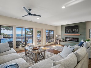 Living area - Panoramic Lake View! Minutes from Rogers! 10+ Guests (Rogers)