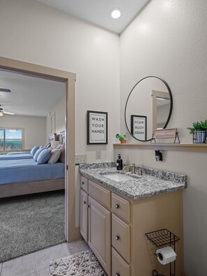 Shower, towels, soap, shampoo - Panoramic Lake View! Minutes from Rogers! 10+ Guests (Rogers)