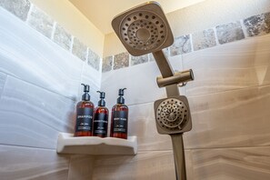 Bruser, hårtørrer, bidet, håndklæder