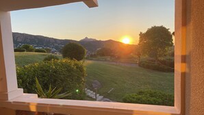 A balcony with a view of a grassy landscape and a sunset. - Cap Esterel Saint Raphael T2 vue mer + Parking (Saint-Raphaël)