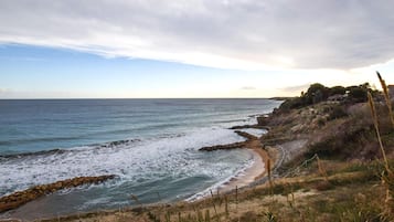 Una spiaggia nelle vicinanze