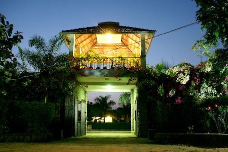 Property entrance. Village Machaan Resort