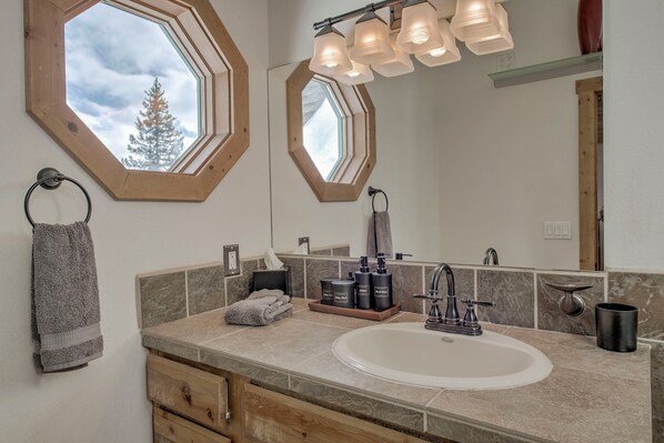 Bathroom - Krowne Cabin: A Secluded Mountain House (Fairplay)
