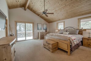 4 bedrooms, desk, travel cot, free WiFi