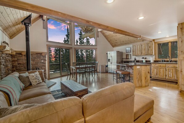 TV connectée, cheminée, lecteur de DVD, baby-foot