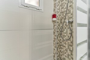 Douche, sèche-cheveux, serviettes fournies