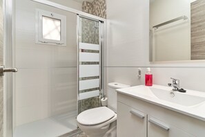 Dusche, Haartrockner, Handtücher