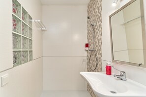 Dusche, Haartrockner, Handtücher