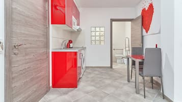 Kühlschrank, Mikrowelle, Herdplatte, Wasserkocher mit Kaffee-/Teezubehör