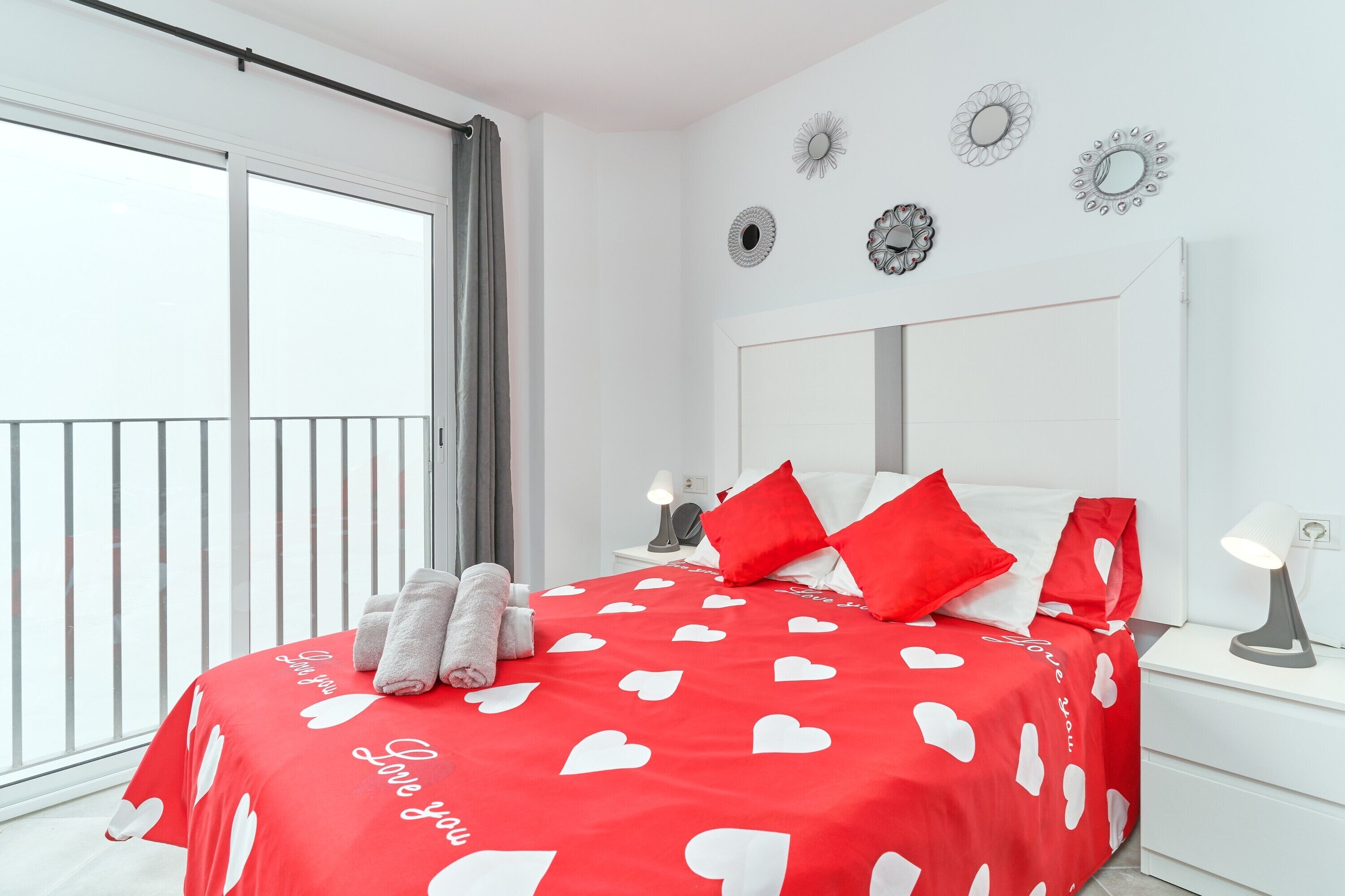 Tabla de planchar con plancha, wifi gratis, ropa de cama