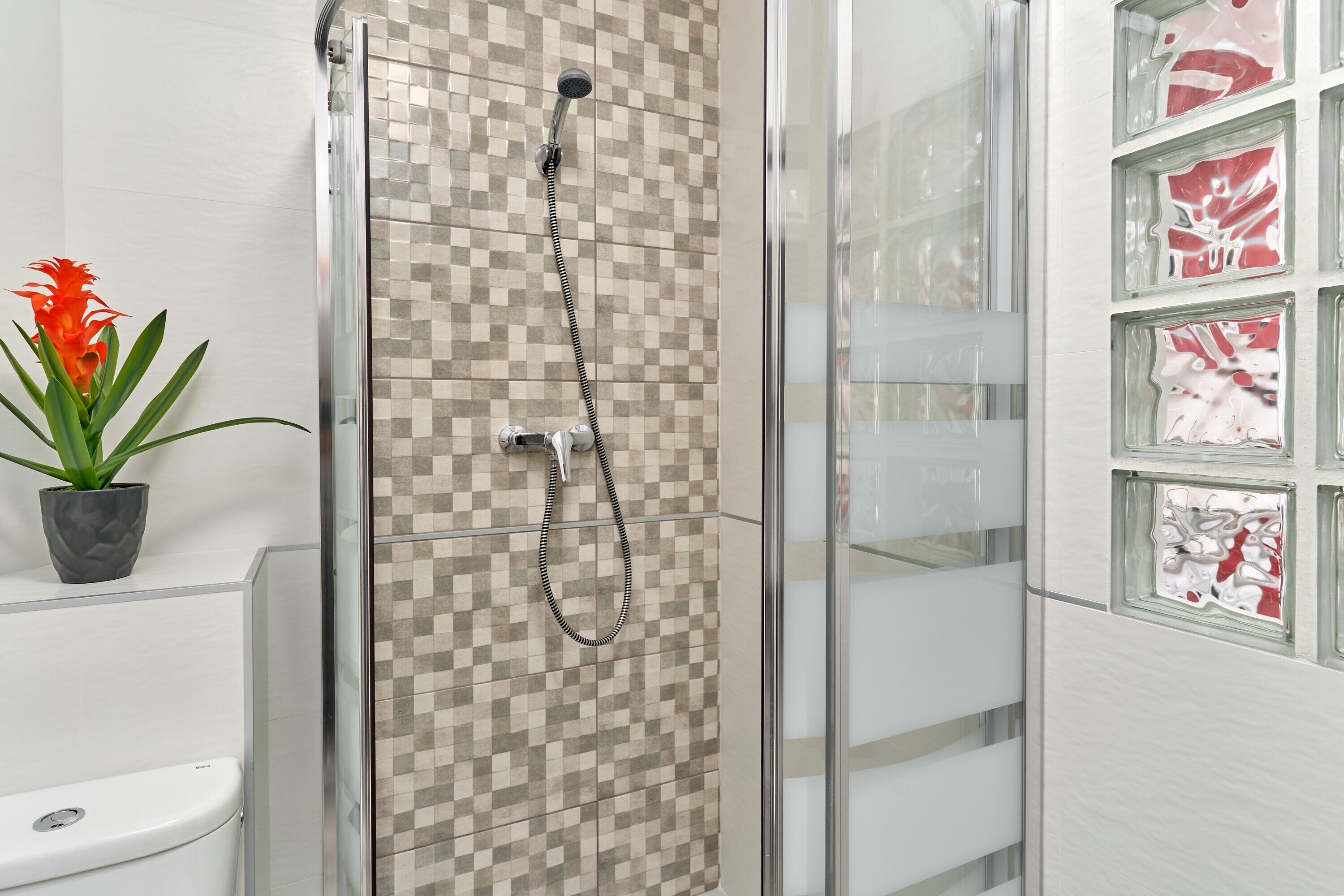 Chuveiro, secador de cabelo, toalhas de banho 