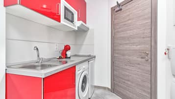 Réfrigérateur, micro-ondes, plaque de cuisson, cafetière/bouilloire