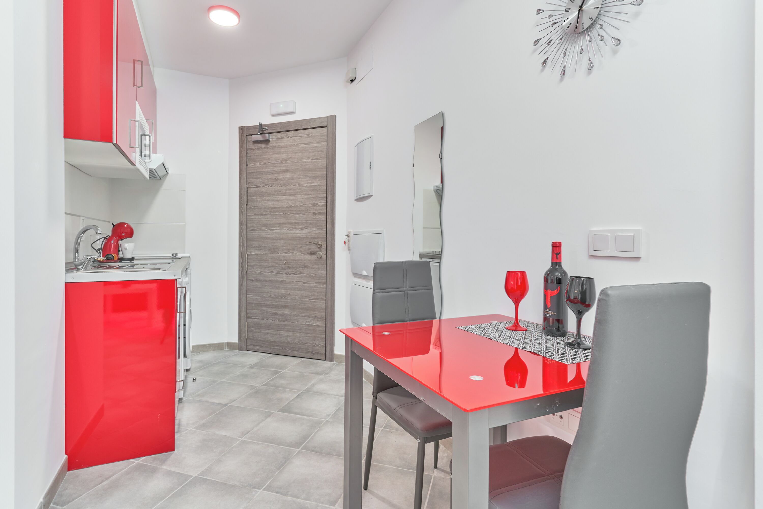 Kühlschrank, Mikrowelle, Herdplatte, Wasserkocher mit Kaffee-/Teezubehör