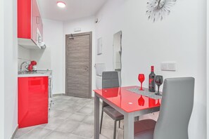 Fridge, microwave, stovetop, coffee/tea maker - Studio Apartment "Nerja Boutique Sweet Corner B3" with Shared Pool & Wi-Fi (Nerja)