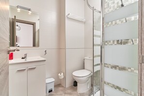 Douche, sèche-cheveux, serviettes fournies
