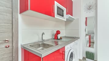 Kühlschrank, Mikrowelle, Herdplatte, Wasserkocher mit Kaffee-/Teezubehör