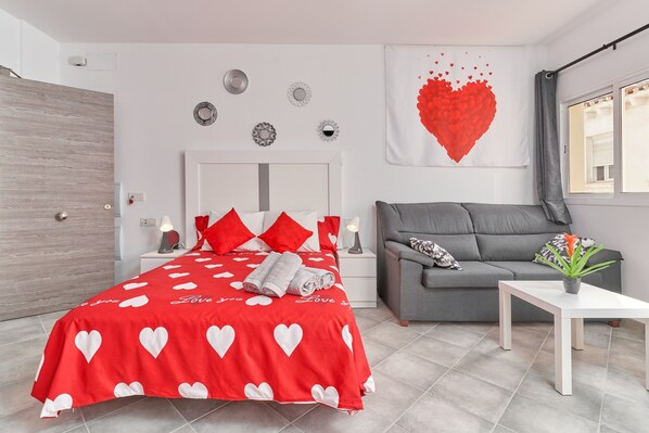 Tabla de planchar con plancha, wifi gratis y ropa de cama 